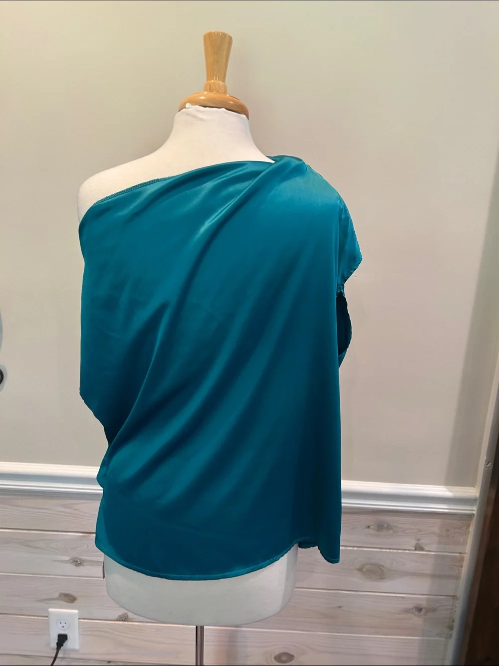 M145 NWT Emery Rose Teal Satin One-Shoulder Top Size Large